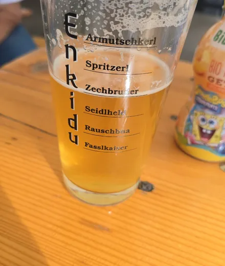 Enkidu-Glas mit Bier auf einem Holztisch