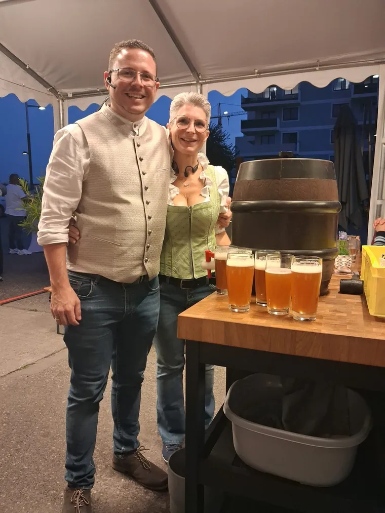 Angestochenes Fass mit frisch gezapften Gläsern bei einem Fest